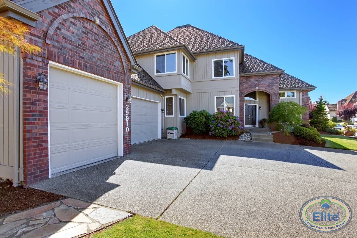 Installation Considerations for Lynnwood Properties - Roll-up Garage Doors: Benefits for Small Spaces